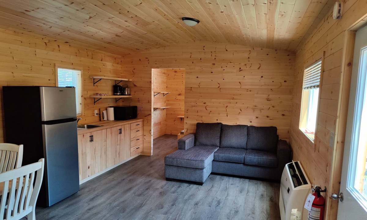 Picton Cabin | 5 minute walk to Sandbanks Beach! In the heart Prince Edward County