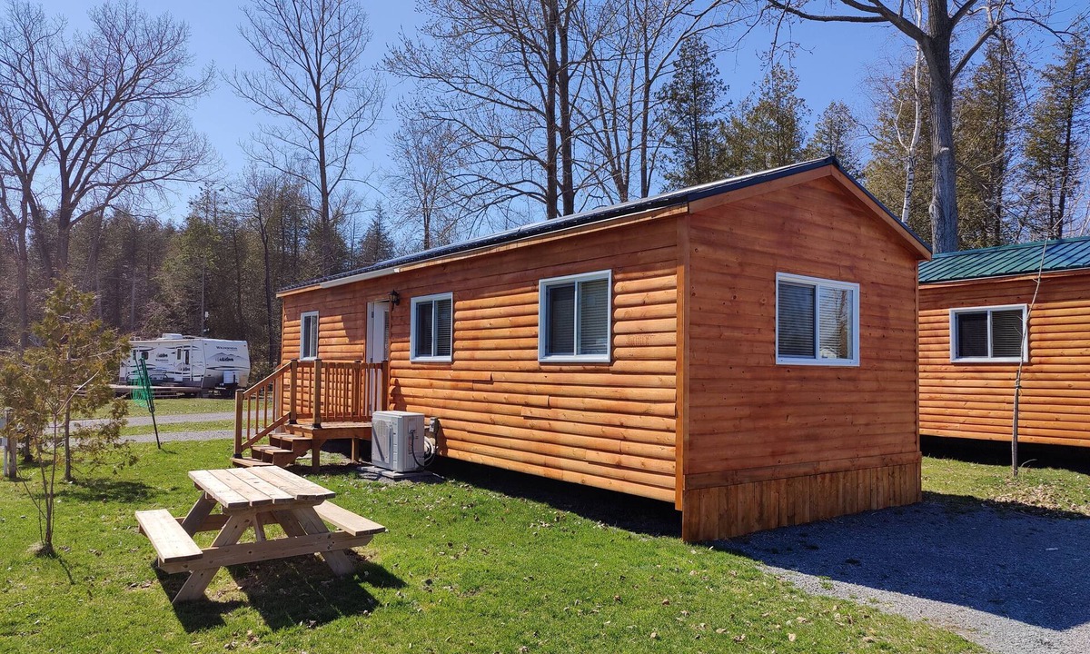 Picton Cabin | 5 minute walk to Sandbanks Beach! In the heart Prince Edward County