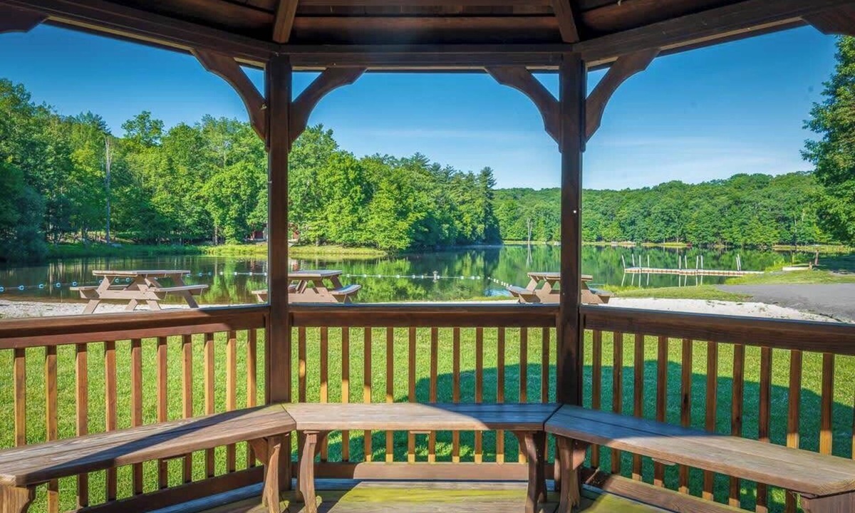 East Stroudsburg House | 5BR|Private Lake|Pools|Hot Tub|Near Camelback