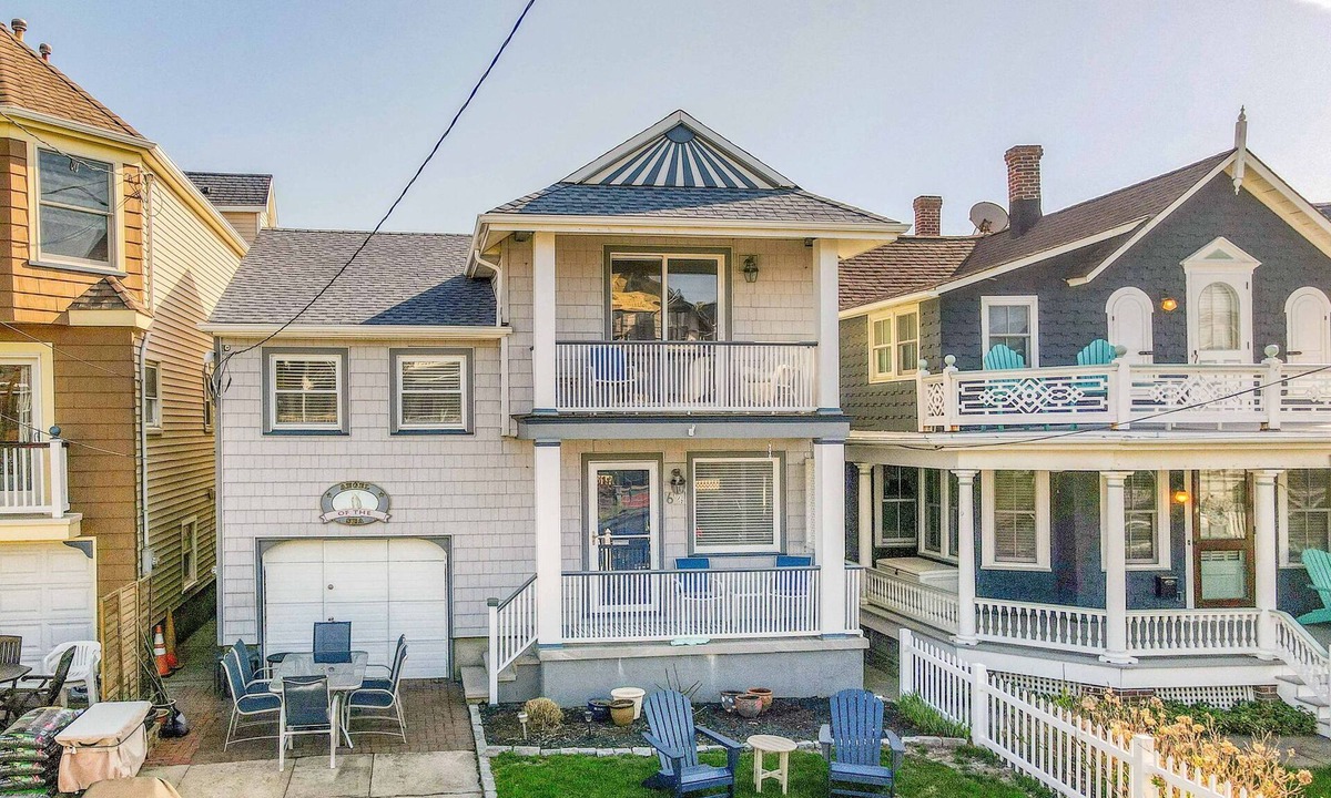Ocean Grove House | 6 1/2 Embury -DOG FRIENDLY First beach block home with 4 bedrooms.