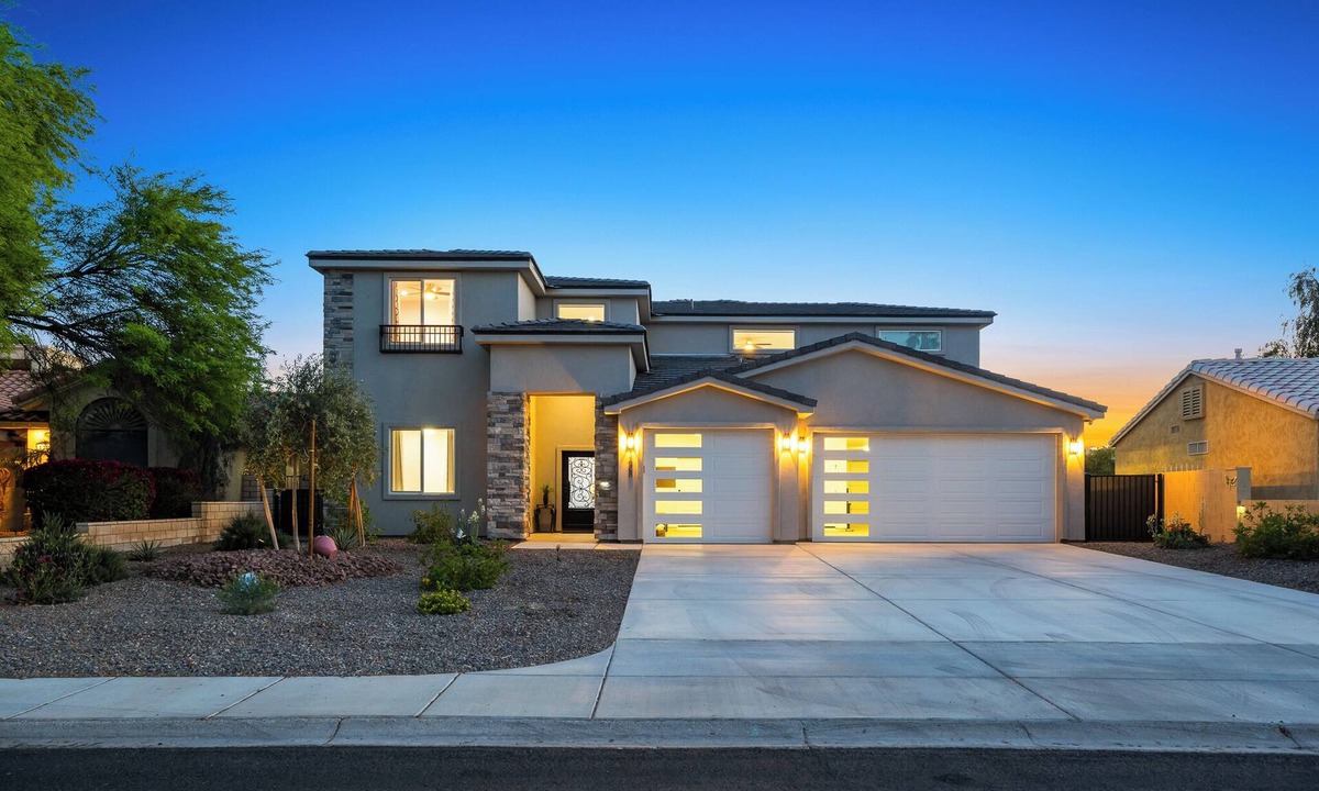 Bullhead City House | 6 BDR Modern Home w/River & Beach Access!