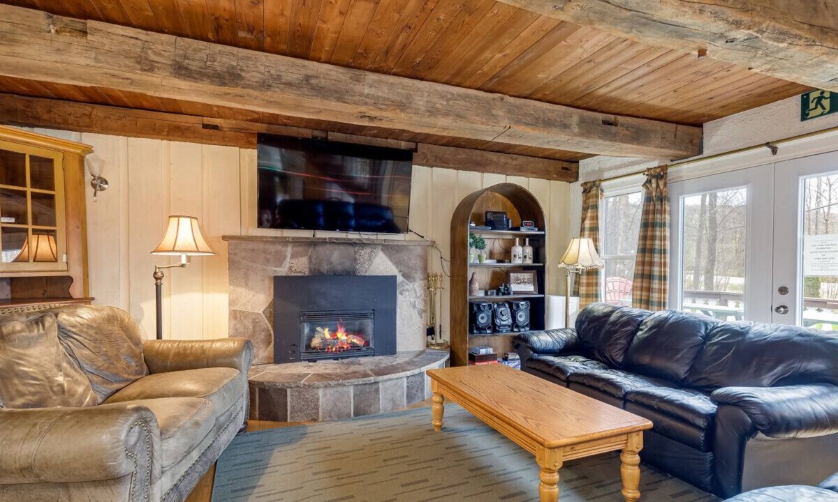 The Blue Mountains Ski Chalet | 6 Bedroom Chalet w Hot Tub in a Park Like Setting