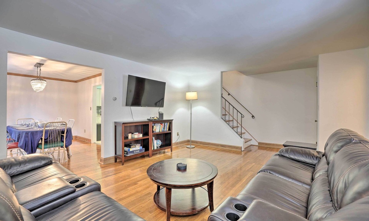 Squirrel Hill House | 6 Mi to Dtwn: Pittsburgh Townhome w/Porch