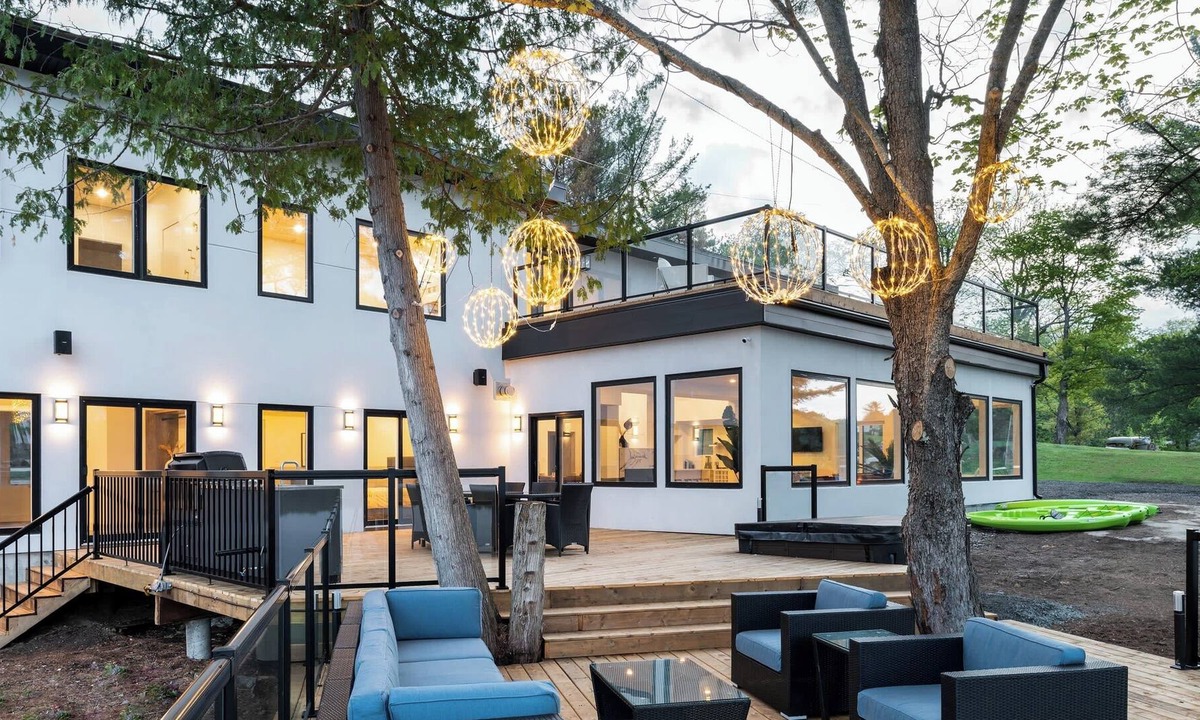 Foley House | 710 Oastler Lake Summ