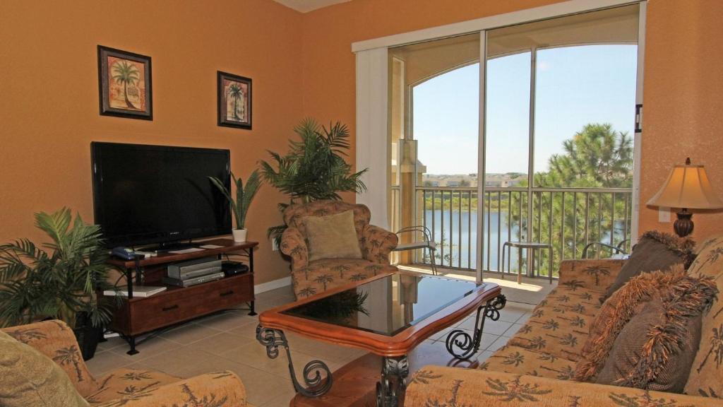 Windsor Hills House | 7660 Comrow #303