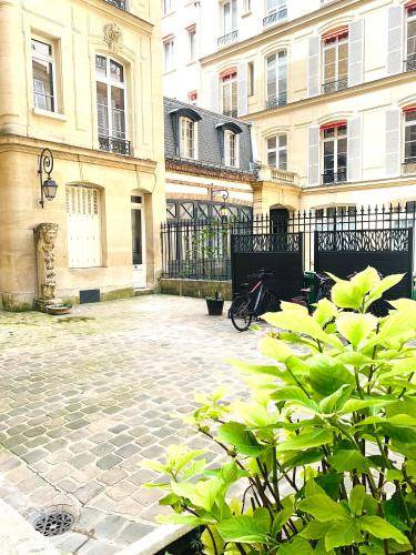 Champs-Elysees Apartment | 78 m² Apartment ∙ 2 bedrooms ∙ 4 guests