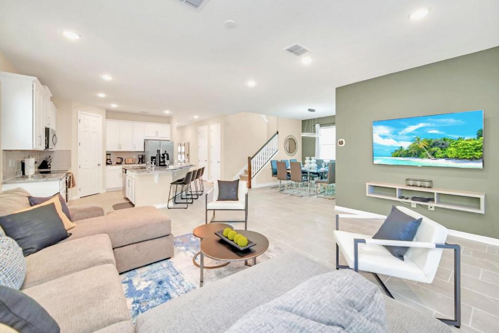 Four Corners House | 7BR Family Resort - Pool & Hot Tub - Near Disney