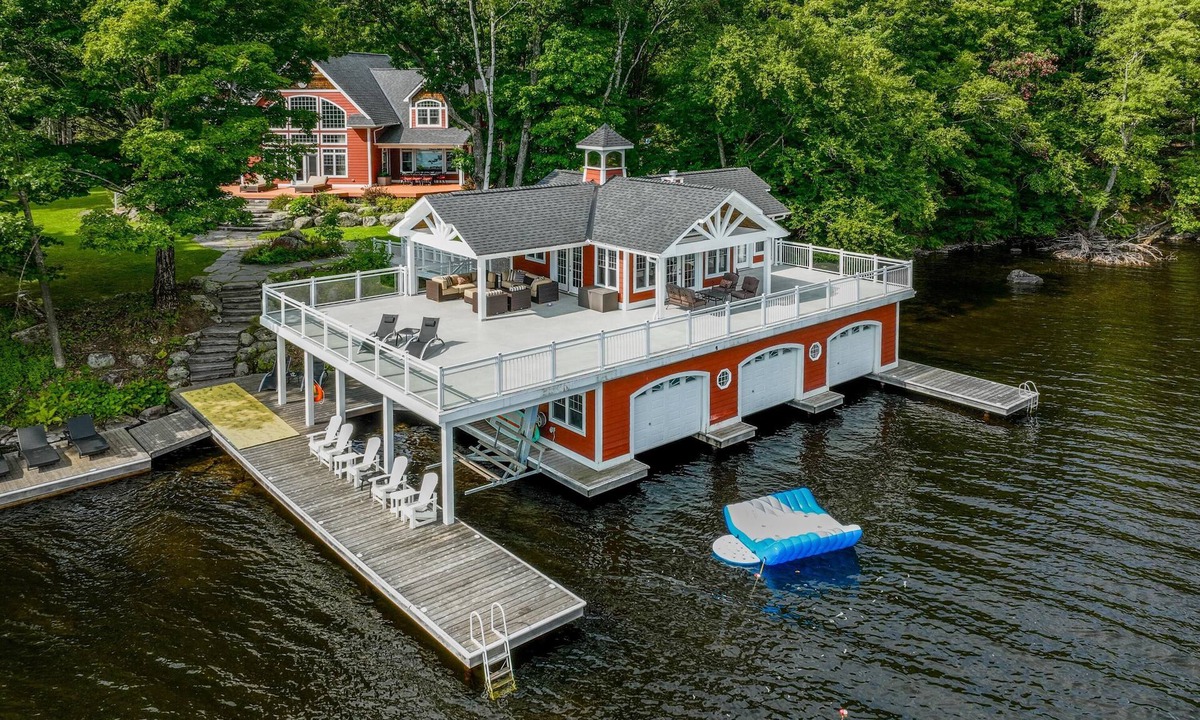 Muskoka Lakes Cottage | 8 bed 5 bath cottage on Lake Muskoka, 9 acres!