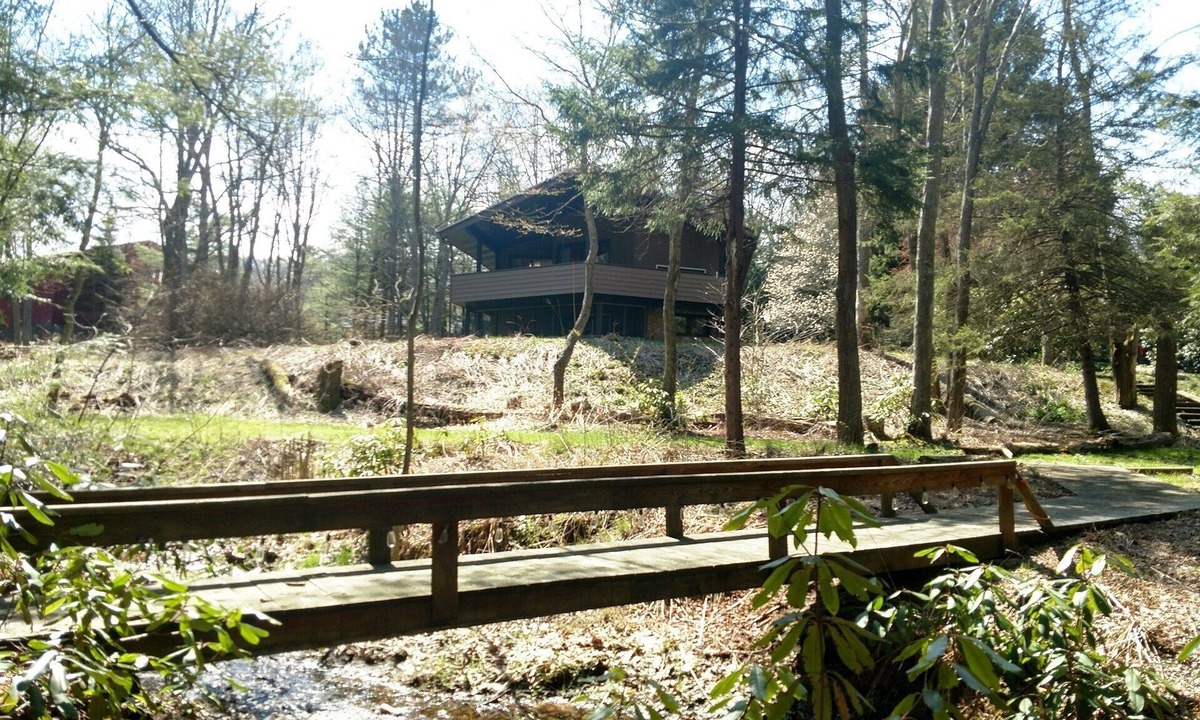 White Haven House | 9 acres w stream lawns firepit gameroom bar gazebo by stream 2mi to ski mtn