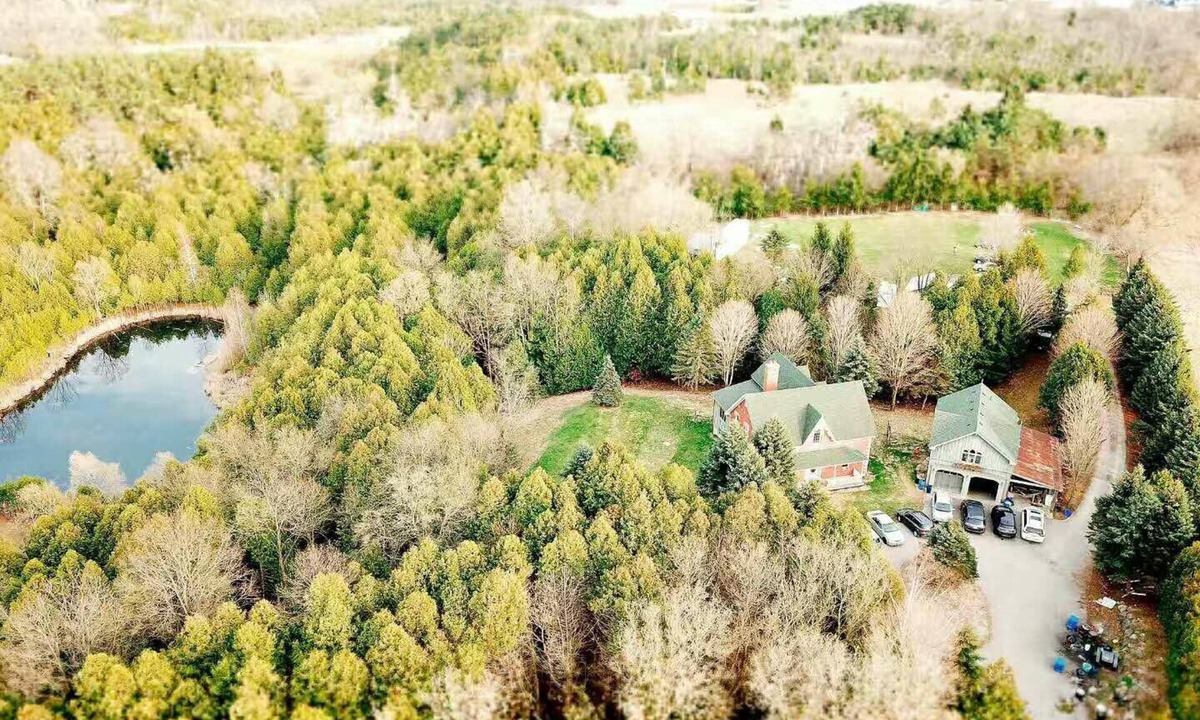 York Regional Municipality House | A Gorgeous Victorian Country Style Farm Stay!
