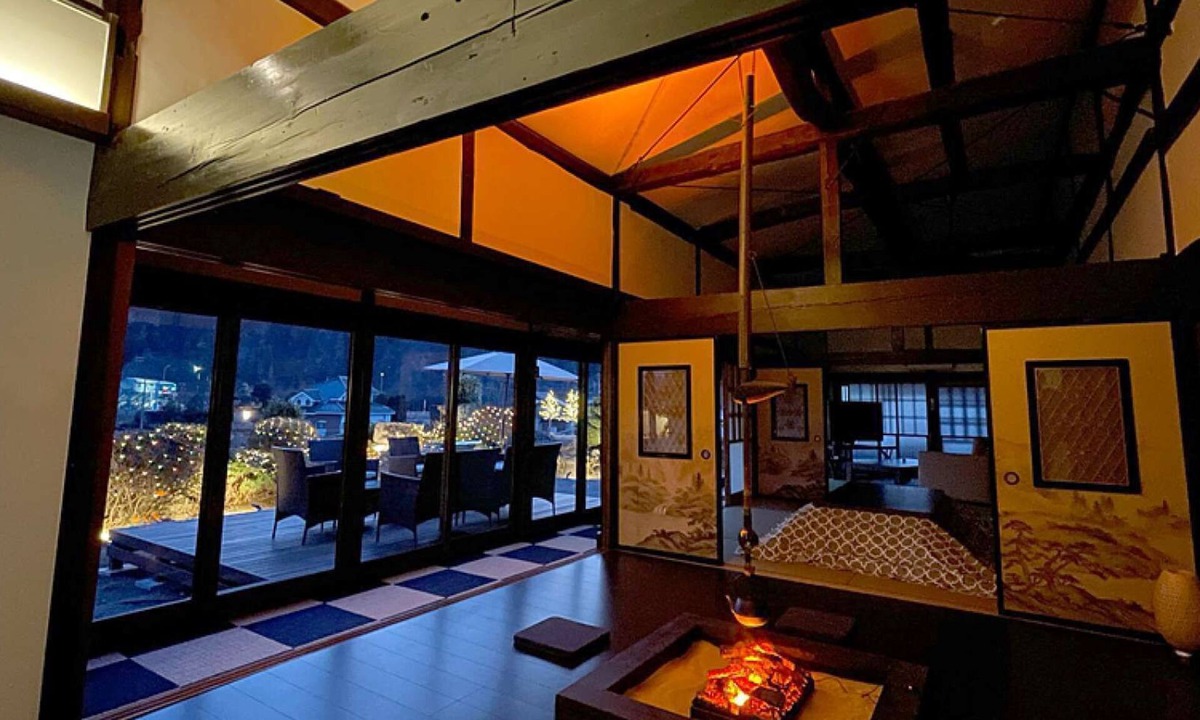 Wakamiko Villa | A house with a hearth surrounded by Mt. Fuji and Yatsugatake.