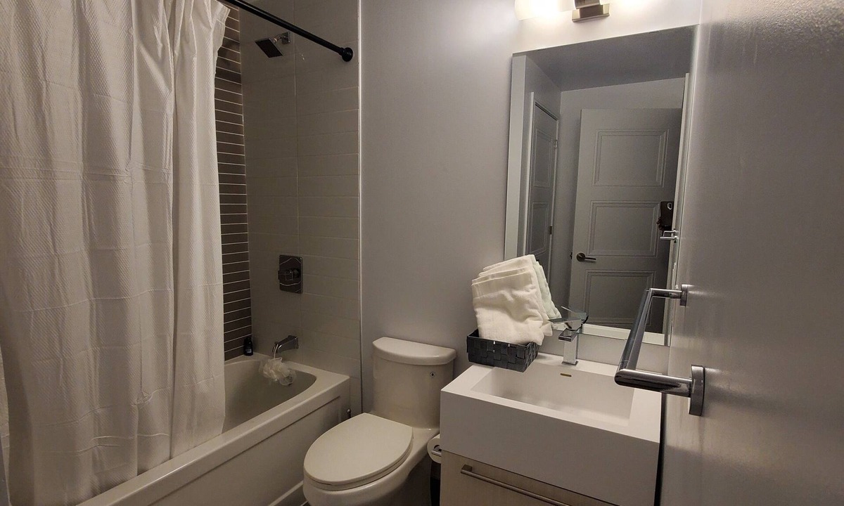 Sunnylea Condo | A Perfect Suite for Family Vacation or Business Trip 10mins to Downtown Toronto