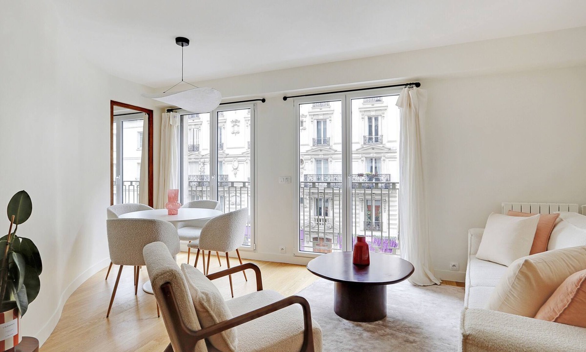 Quartier de l'Ecole-Militaire Apartment | A Refined 2-BR in Saint-Germain