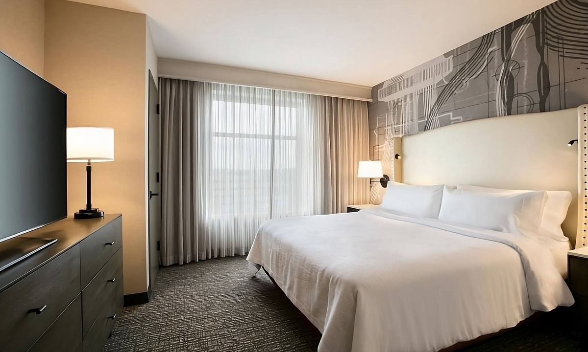 Berkeley Heights Hotel | A Slice of Luxury in Berkeley Heights! Free Breakfast, Indoor Pool, Pets Allowed
