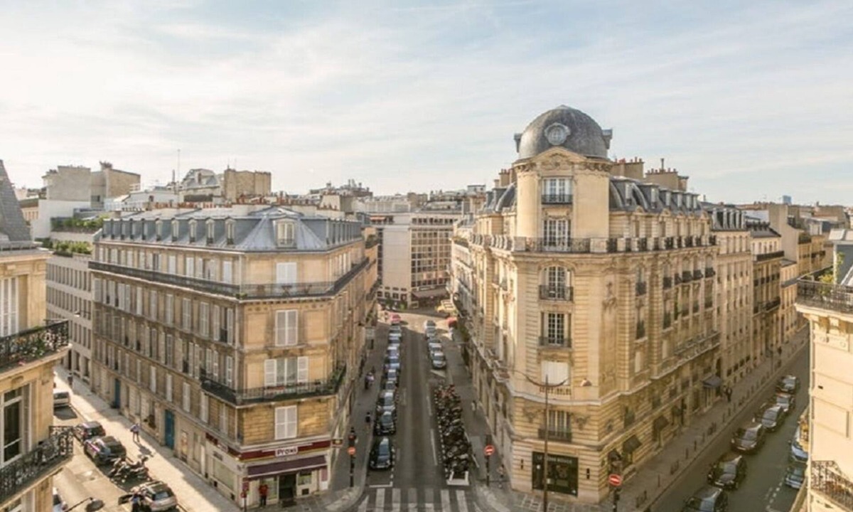 L'Europe Apartment | A STRIKING SUNLIT HAUSSMANN PENTHOUSE- LUXURY LIVING IN MONCEAU CHAMPS ELYSEES