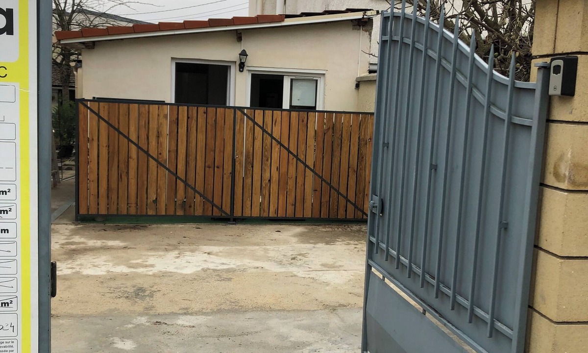 Gagny Apartment | A5 minute train station with all amenities nearby