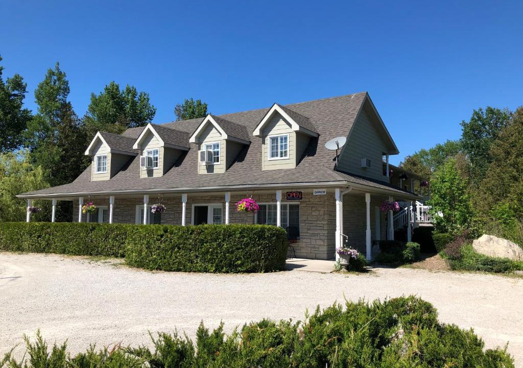 Tobermory Hotel | Adventure the Bruce Inn - Recently Renovated With Outdoor Hot Tub