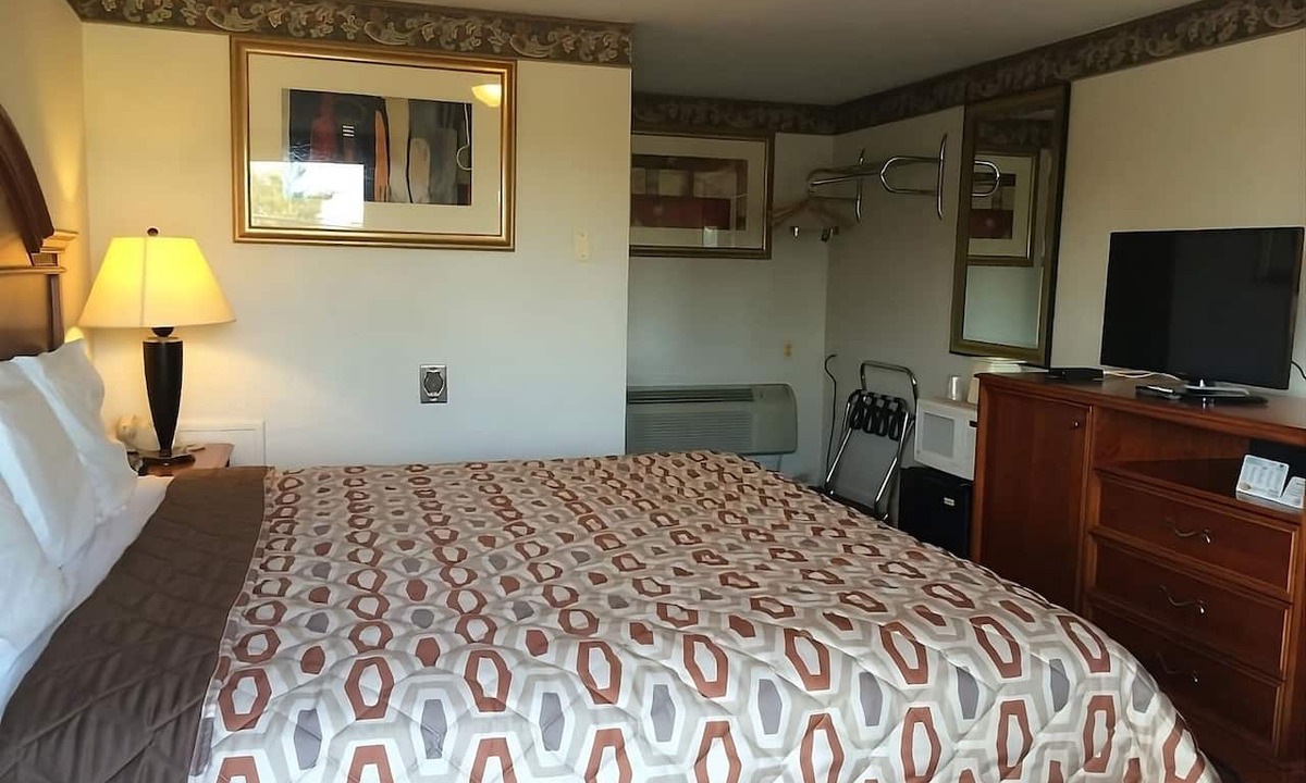 Campbelltown Hotel | Affordable Lodgings! FREE Breakfast & Parking, Close to Hershey Museum & More!