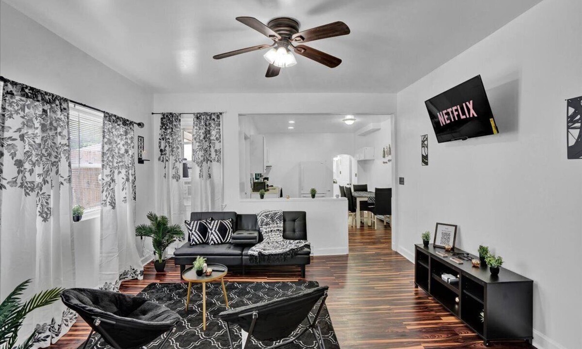 Hamilton District Apartment | Allentown paradise near ppl center -1 paid parking per booking