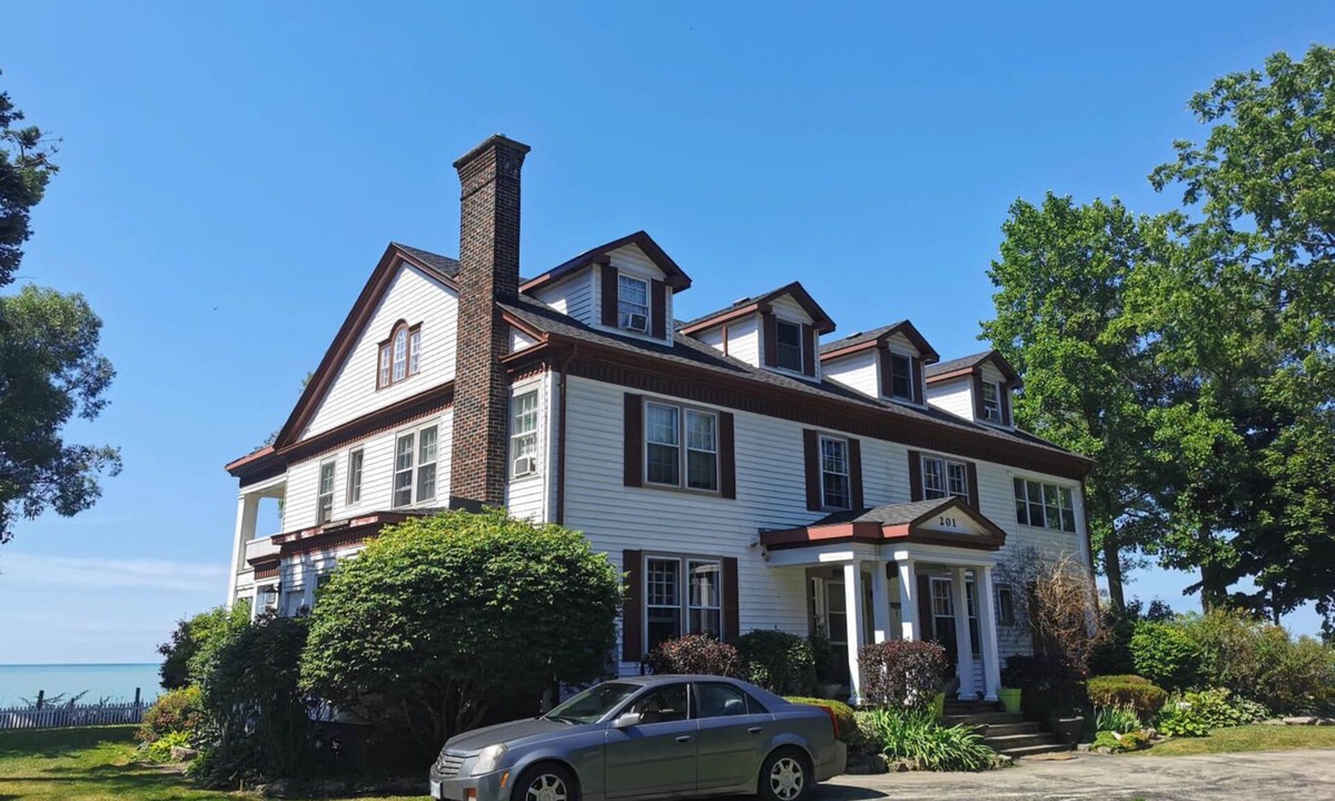 Port Stanley Villa | "Alma Villa - Historic Lakefront Mansion w/Hot Tub"
