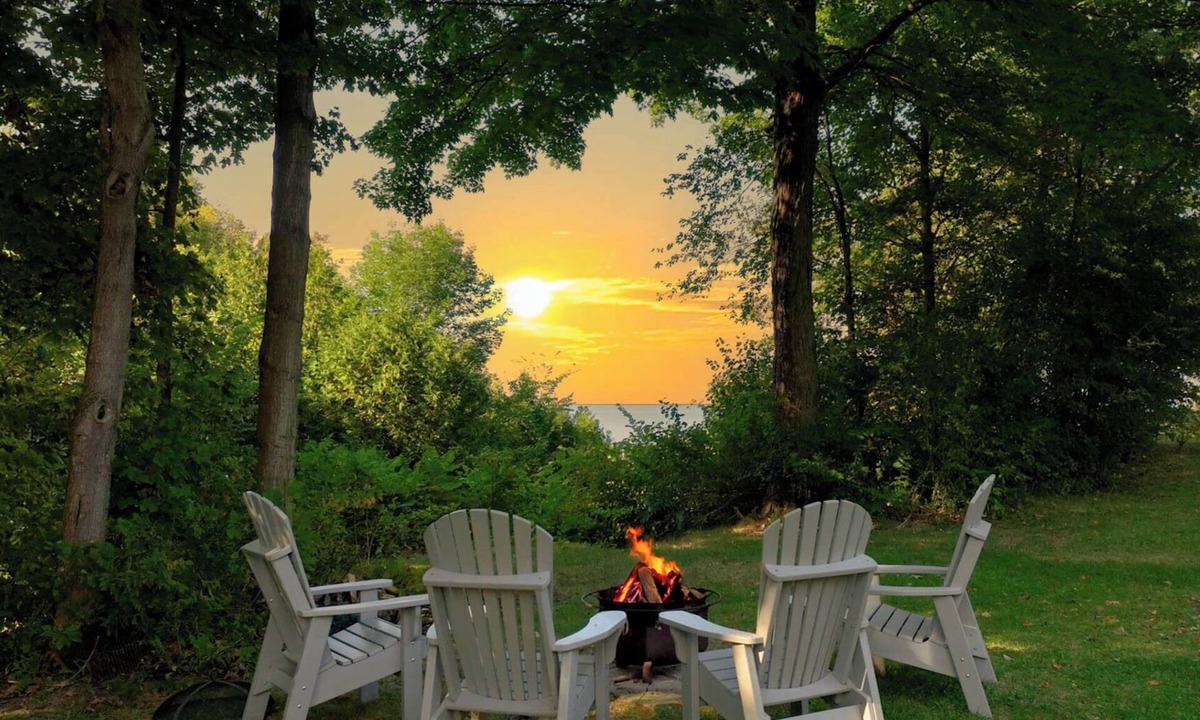 Bluewater Cottage | Amazing Lake View! King Bed- Gas Fireplace