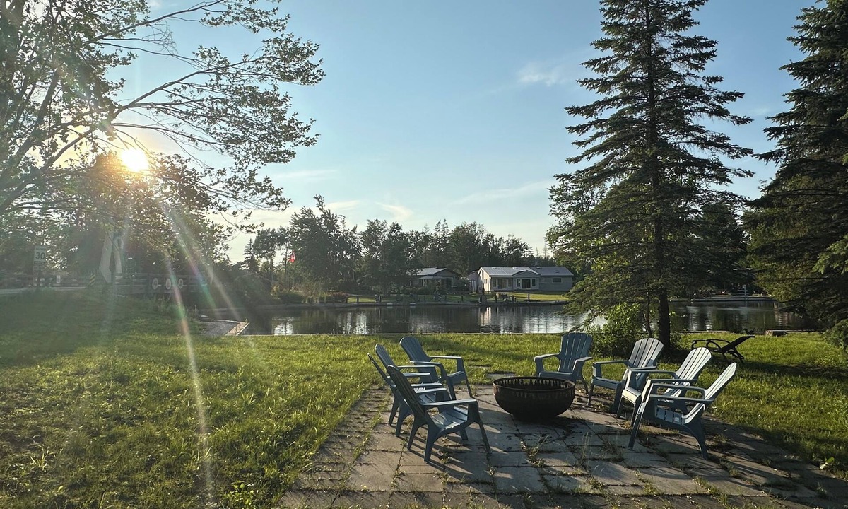 Lagoon City Cottage | Amazing Lakeside Cottage in the Venice of Ontario-Lagoon City