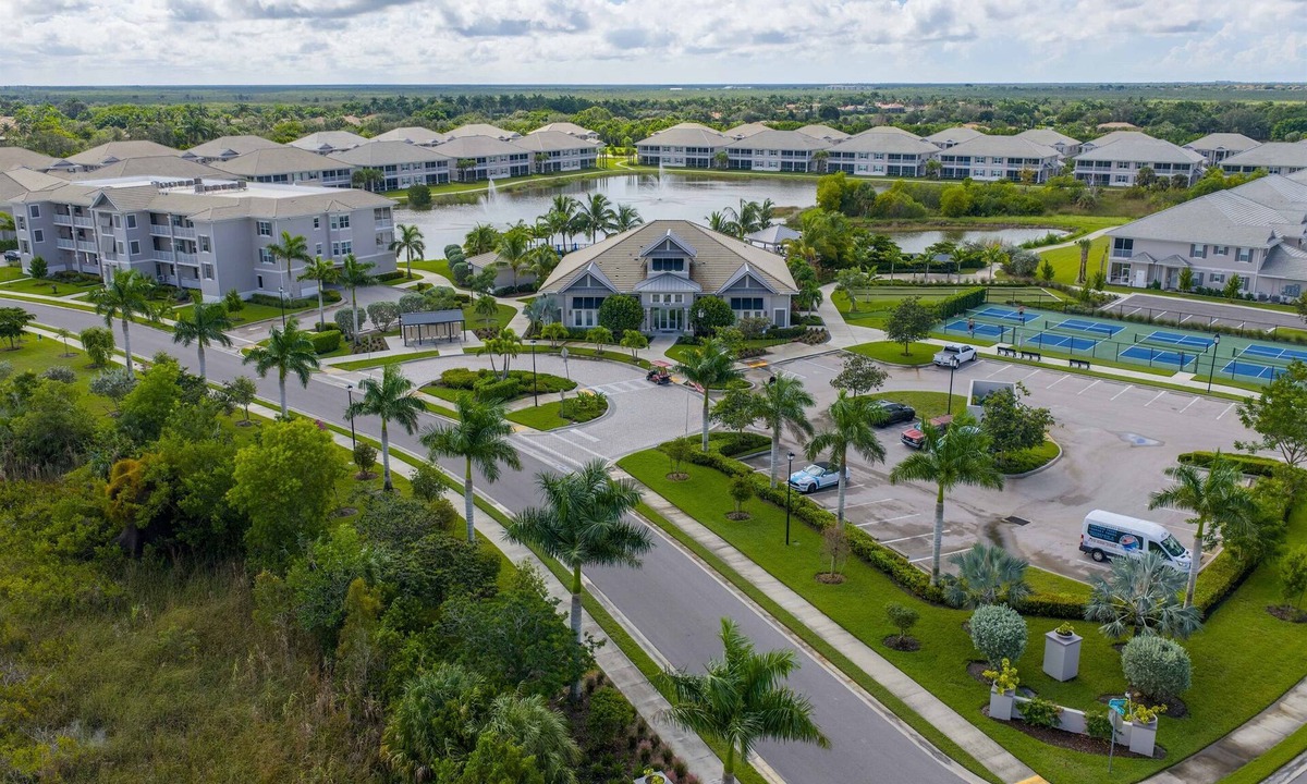 Naples Condo | Antilles Naples - Spacious Yard 3BR 2BA