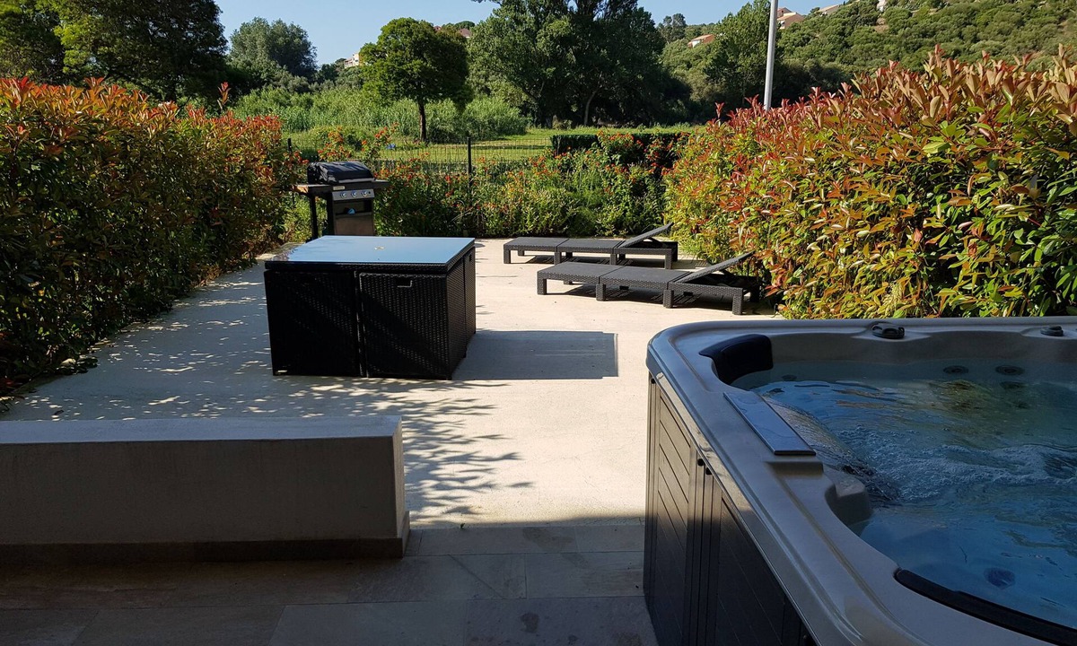 Saint-Florent Apartment | Apartment T2 55 m² terrace 4ps, air conditioning, jacuzzi.