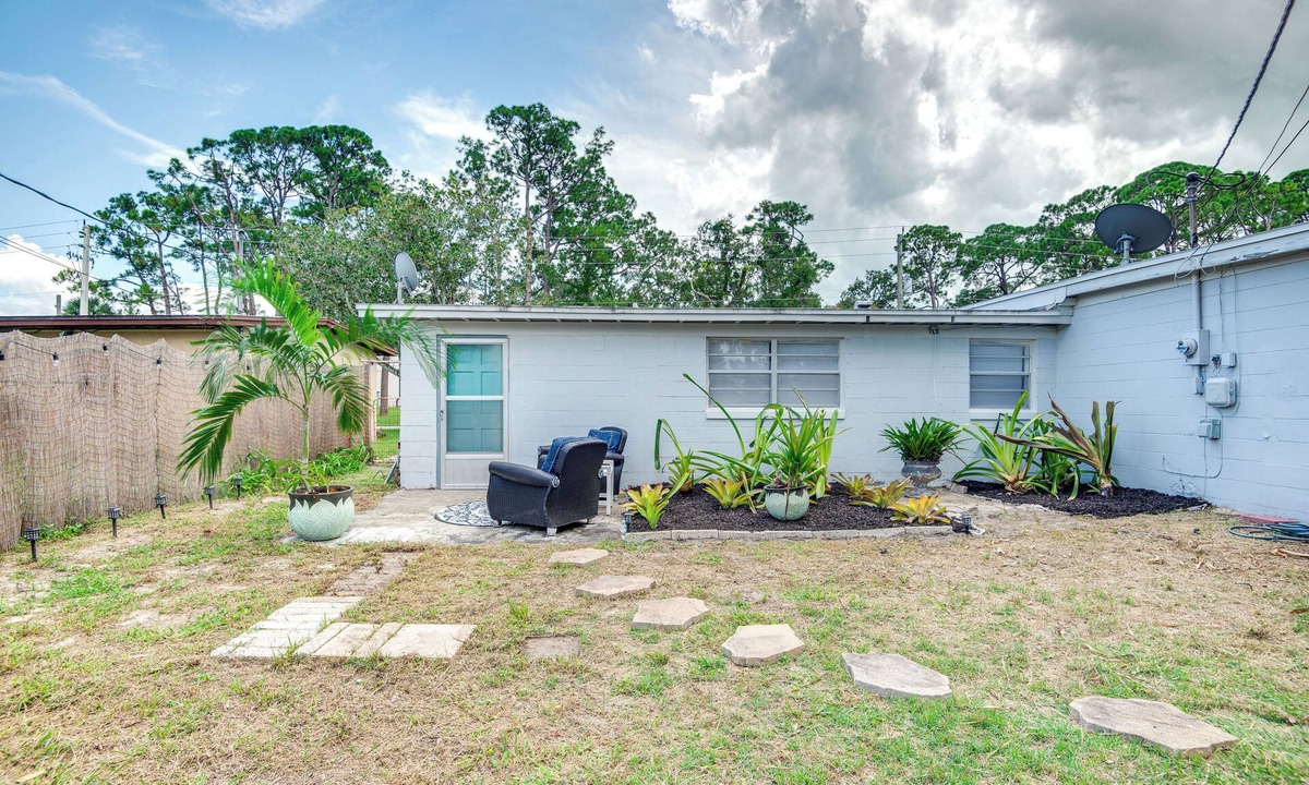 Alhambra Villas Apartment | Apt 1 Mi to Riverfront in Titusville w/Patio