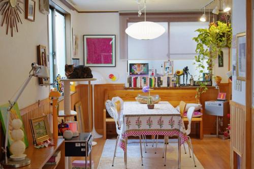 Nishiogu House | Artful Cats house