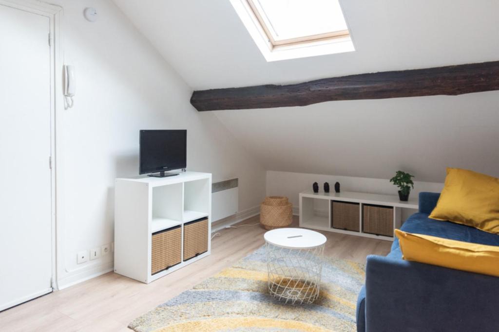 Saint-Mande Apartment | Attic apartment with exposed beams