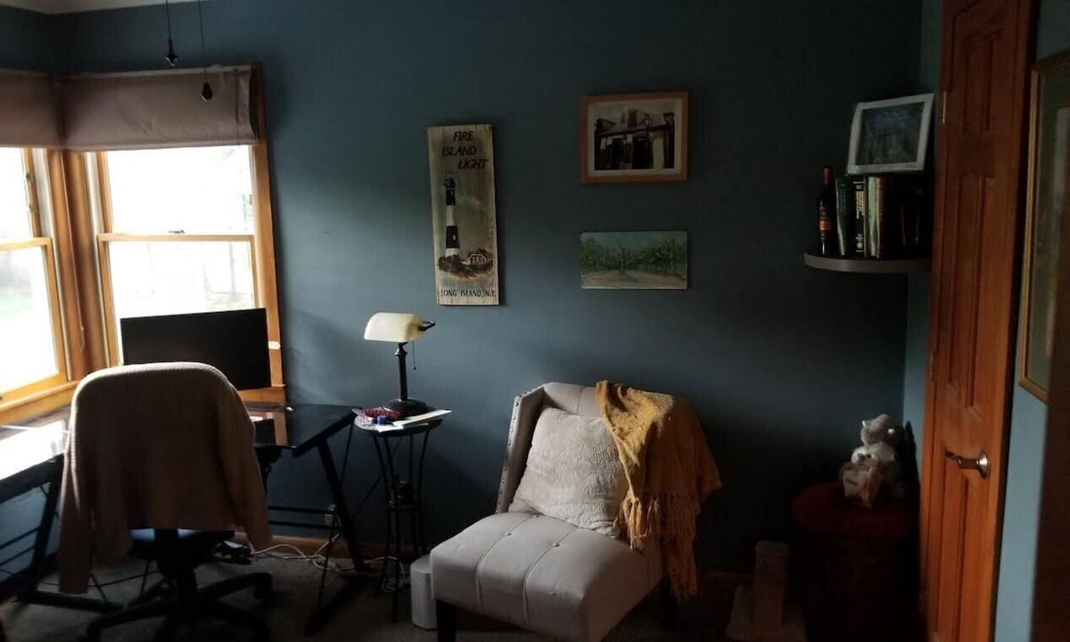 Lindenhurst House | Attractive home walking distance to town or the train. Easy access to NYC