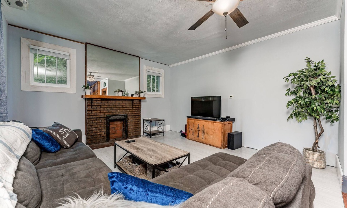 Woodburn House | Awesome House, 5 minutes to DT, 2 miles to Stadium and Ruby Memorial!