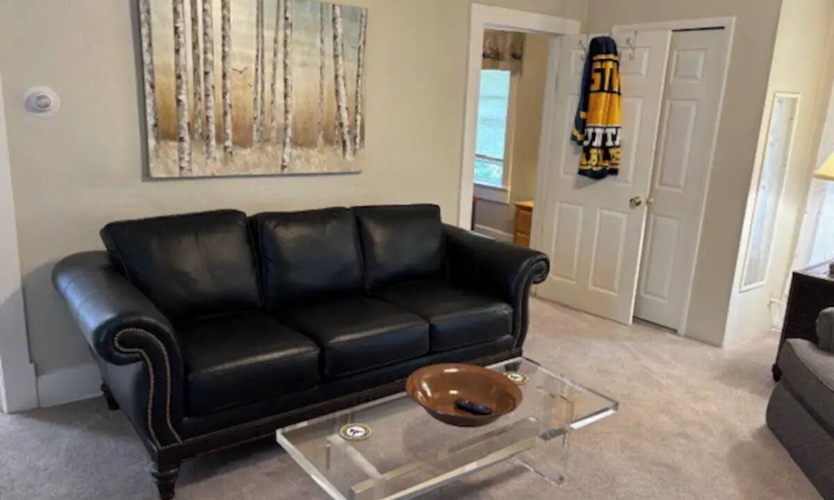 Morgantown Cottage | Bakers Ridge Cottage - Near WVU Evansdale Campus, hospitals, stadium, & coliseum