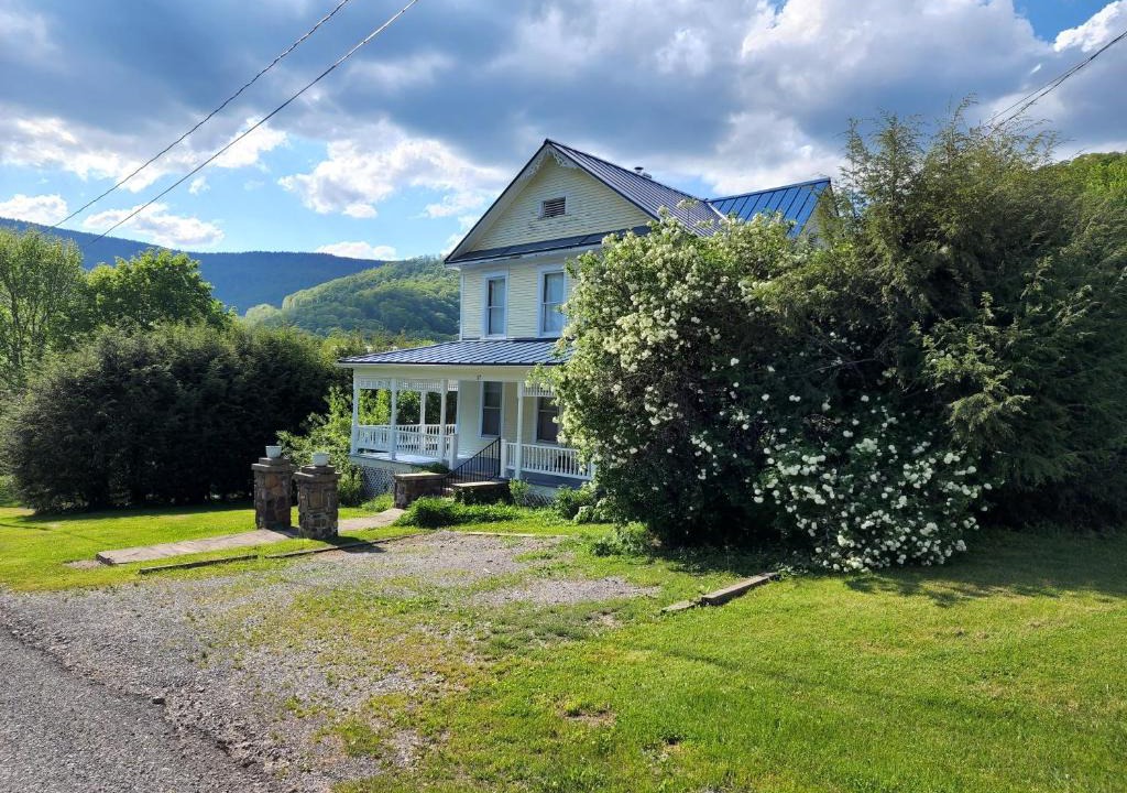 Durbin House | BaseCampWV-Durbin. Spacious 4 bedroom house w/yard