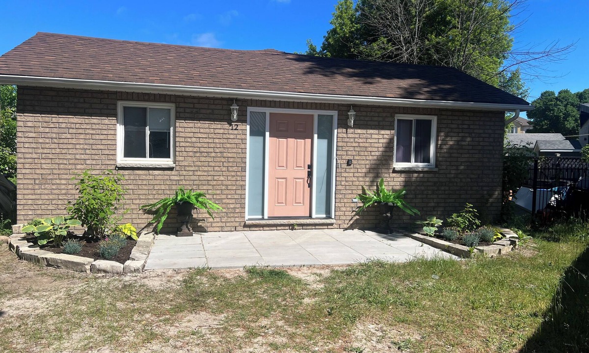 Wasaga Beach Cottage | BEACHFRONT COTTAGE IN WASAGA BEACH - SANDPIPER BEACH RESORT - COTTAGE # 12