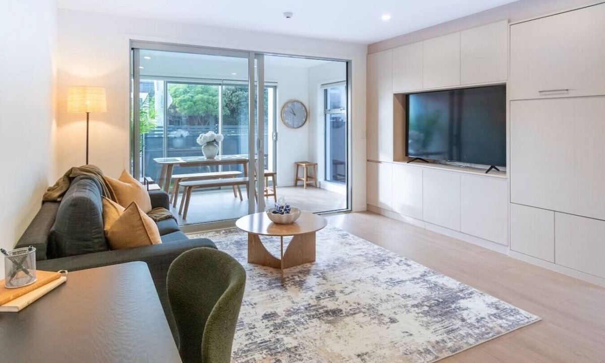 Christchurch House | Beachside Stay| Parking + EV Charger & Spa + Sauna