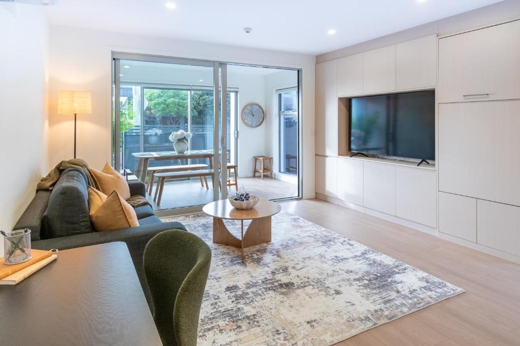 Christchurch Apartment | Beachside Stay - Parking, EV Charger & Spa