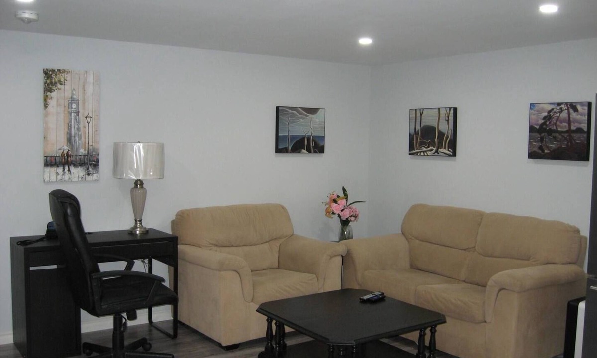 Guelph Apartment | Beautiful 2-bedroom Guest Home in Guelph