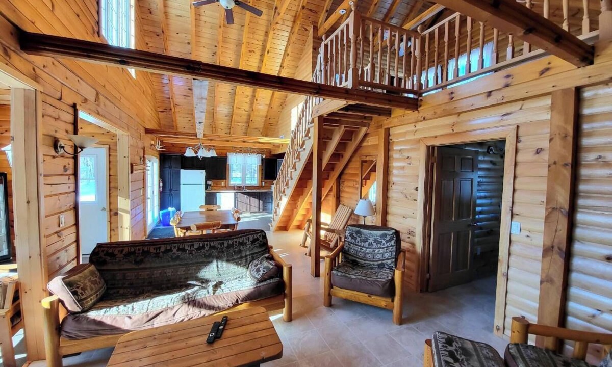North Frontenac Cabin | Beautiful 3 Bedroom Loft Cabin