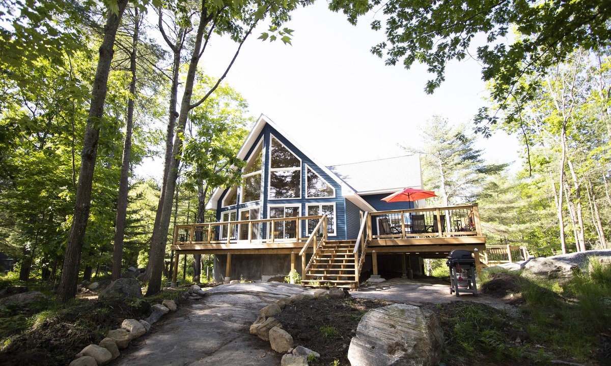 Muskoka Lakes Cottage | Beautiful 3 bedroom chalet like cottage on Lake Muskoka: family friendly