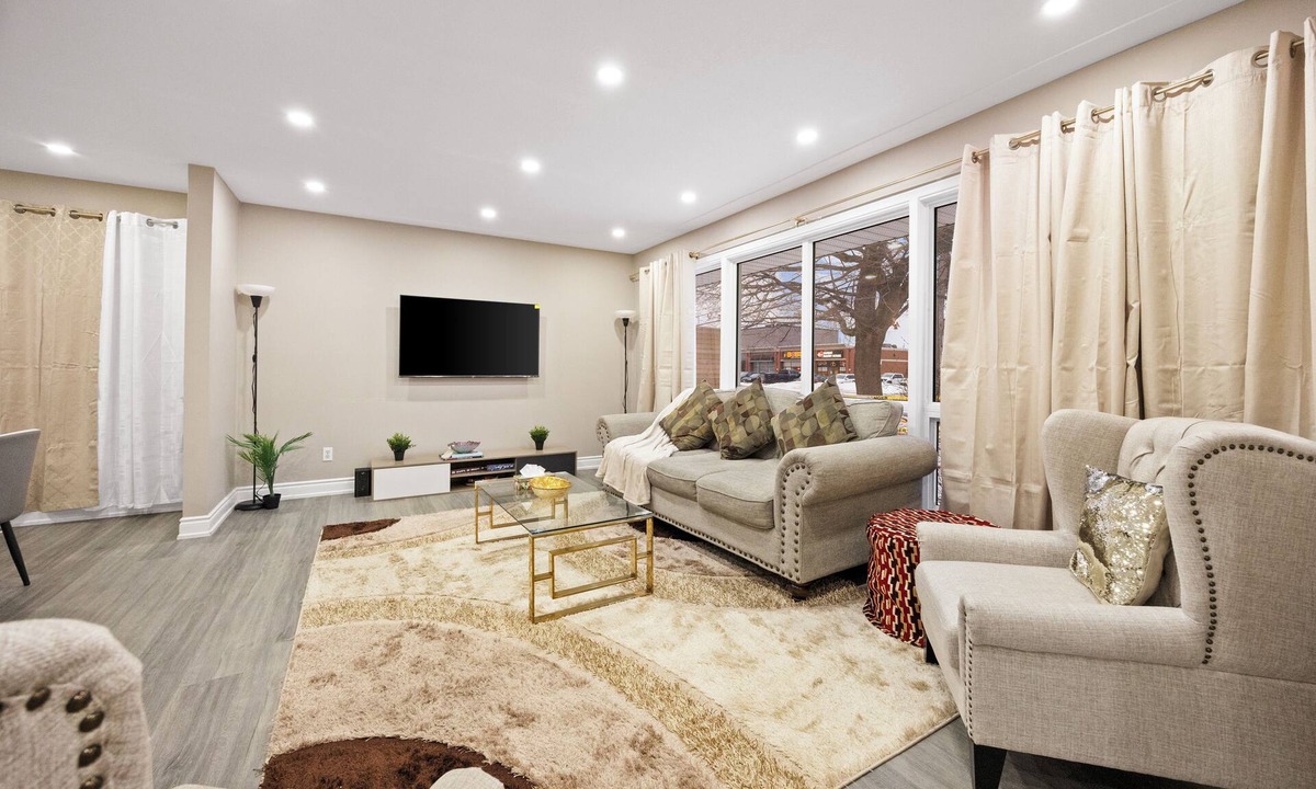 Burlington House | Beautiful 4BR Family Retreat | Burlington Comfort