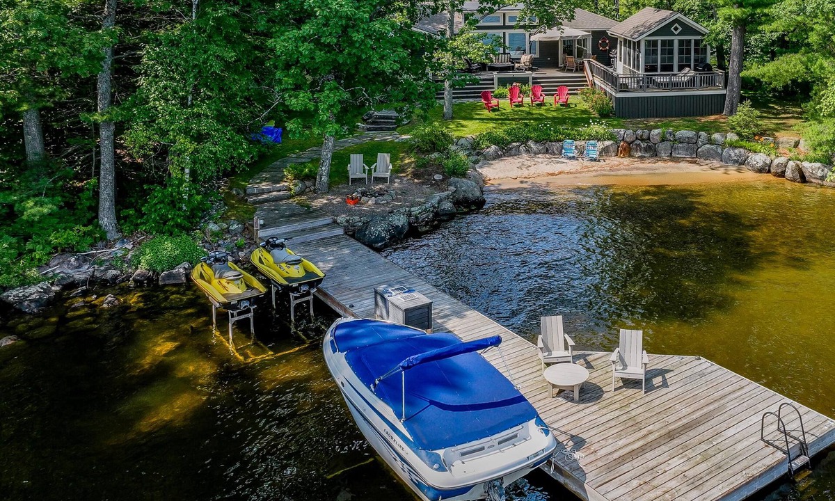 Muskoka Lakes Cottage | Beautiful 6 bed, 3 bath on Lake Muskoka, All Season! Sun all Day! Sand Beach!