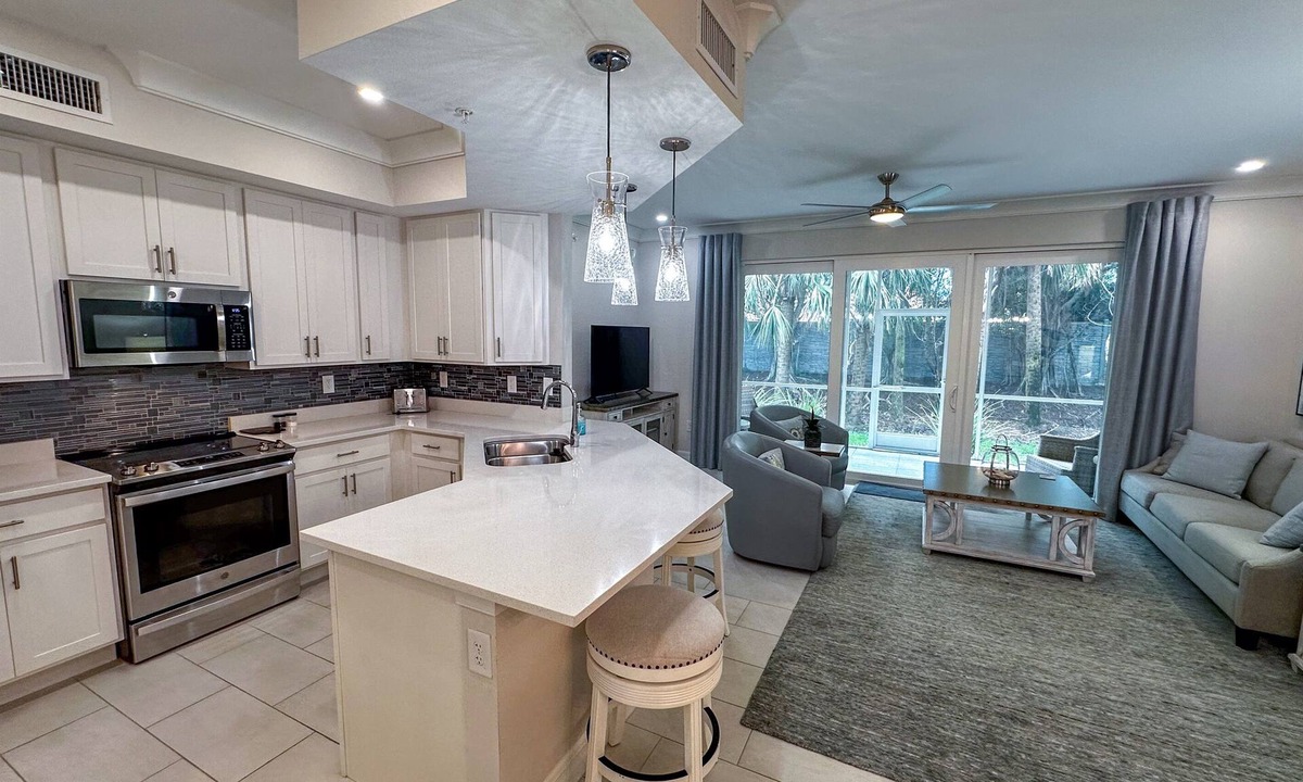 Naples Condo | Beautiful Coach Home Minutes from Marco Is.