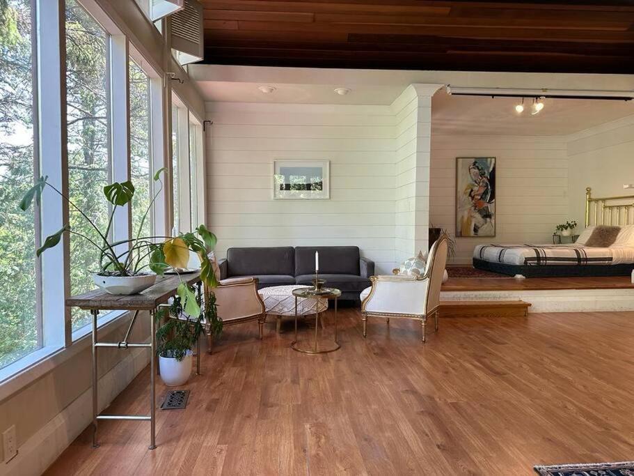 Thornhill House | Beautiful Cottage in The city!