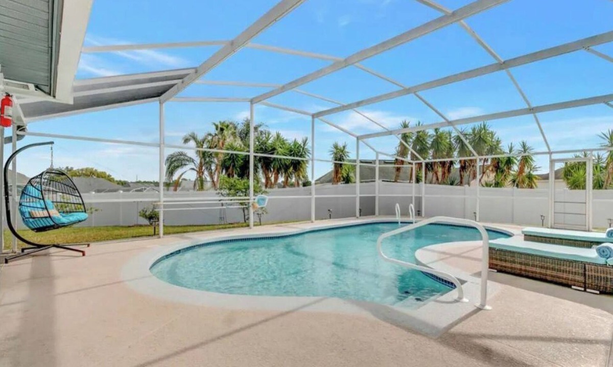 Bella Toscana Villa | Beautiful family vacation home with pool & jacuzzi10 miles from Disney!