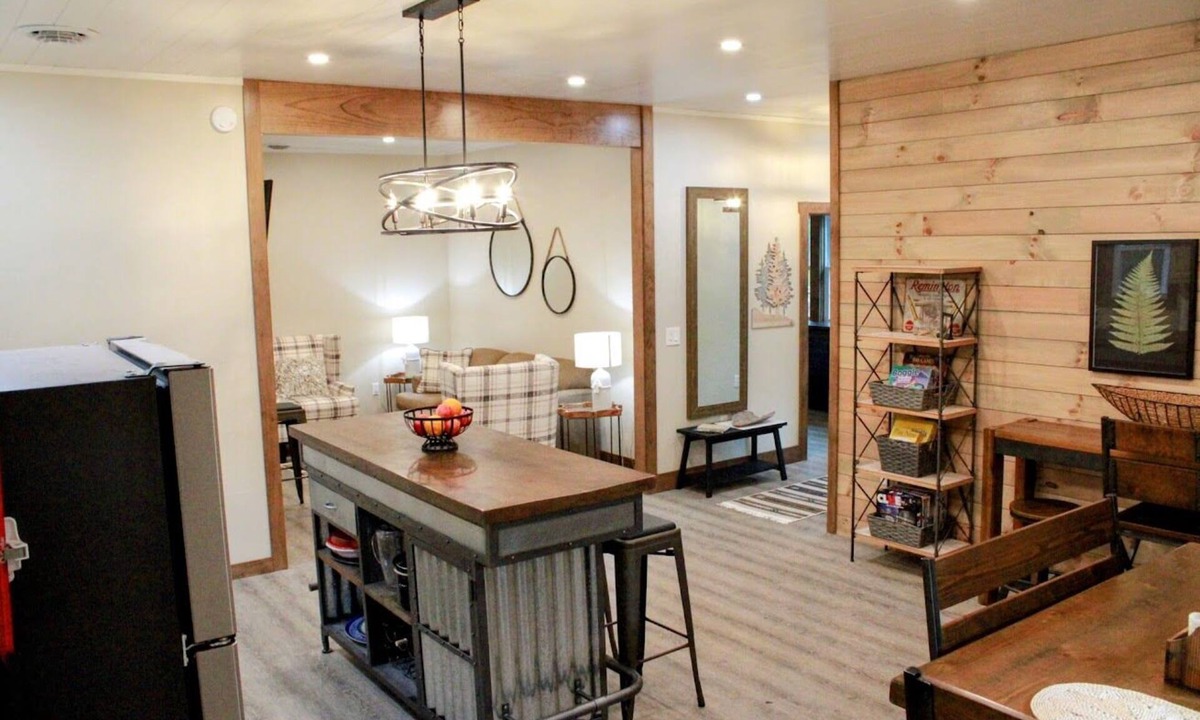 Sigel House | Beautiful Guest House on 66 Acres Hot Tub, AC, King Beds -Check Out Our Reviews!
