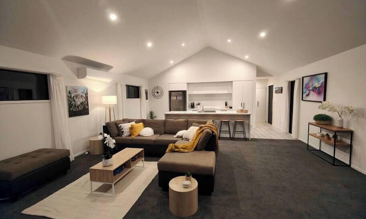 Woolston House | Beautiful Home w/Parking | 5 mins to One NZ Stadium