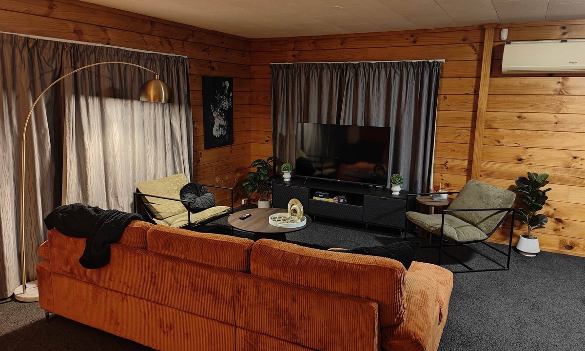 Christchurch House | Beautiful House w/Parking | 5 mins to Airport
