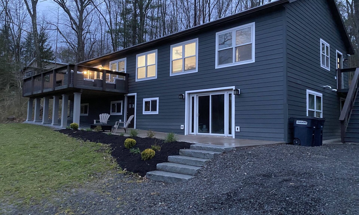 Hector House | Beautiful Lake House in the middle of everything!
